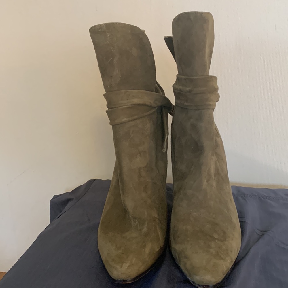 Banana republic green leather upper boots  with  ties size 8.5.